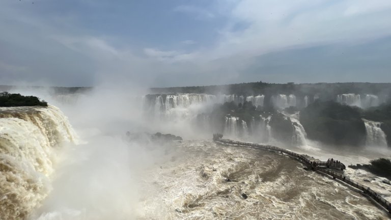 Aux cataractes d’Iguaçu, côté brésilien, en octobre 2023, le débit du rio Iguaçu, à la frontière entre Brésil, Argentine et Paraguay, était seize fois plus élevé qu’en temps normal. 