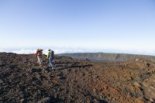 L’équipe technique sillonne régulièrement le volcan à pied pour entretenir les réseaux d’instruments et les rendre les plus fiables possible