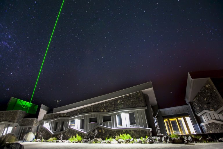 Simultaneous emission of five laser beams from the Maïdo observatory